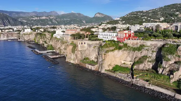 Napoli İtalya 'da Sorrento' da Sunset Sorrento Sahili. Plaj manzarası. Dev Uçurumlar Sahnesi. Napoli İtalya 'da Sorrento Sahili. Günbatımı Skyline. Napoli Körfezi Akdeniz 'de. Amalfi Sahil Skyline.