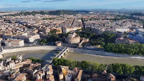 Lazio İtalya, Roma 'daki Sant Angelo Kalesi. Ortaçağ Binaları. Roma Köprüsü Tiber Nehri. Lazio İtalya, Roma 'daki Sant Angelo Kalesi. Turizm Tarihi Yer. Sant Angelo Kalesi. Roma Skyline.