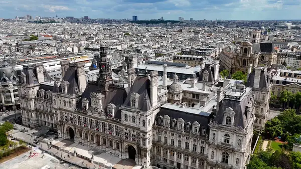 Fransa 'nın Paris Adası' ndaki Paris Belediye Binası. Şehir merkezindeki şehir manzarası. Belediye binasının silüeti. Fransa 'nın Paris Adası' ndaki Paris Belediye Binası. Hükümet Binası. Turizm Tarihi Yer.