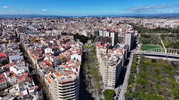 Valencia, Valenciana İspanya 'da Puerta De La Mar. Highrise Binaları Sahnesi. Şehir merkezinde. Valencia, Valenciana İspanya 'da. Deniz Kapısı Skyline. Güzel Anıt.