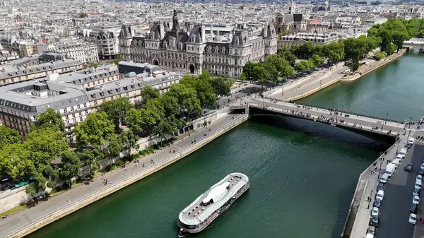 Fransa 'nın Paris Adası' ndaki Paris Belediye Binası. Şehir merkezindeki şehir manzarası. Belediye binasının silüeti. Fransa 'nın Paris Adası' ndaki Paris Belediye Binası. Hükümet Binası. Turizm Tarihi Yer.
