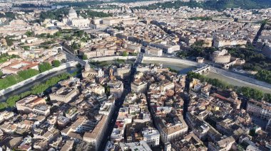 Lazio İtalya 'da Roma' da gökyüzü. Vatikan Şehri. Ortaçağ Binaları. Lazio İtalya 'da Roma' da gökyüzü. Sant Angelo Kalesi. Roman Köprüleri Tiber Nehri. İtalya Skyline.