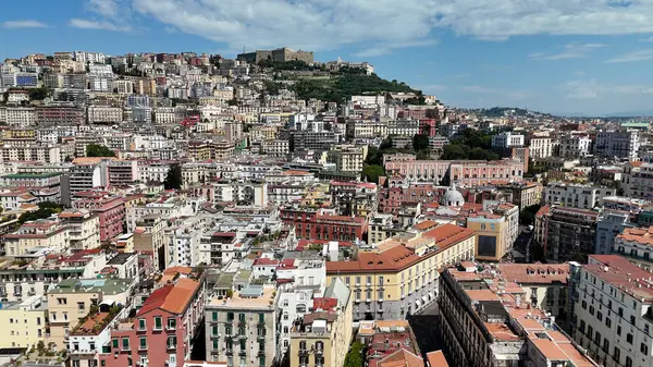 Napoli Skyline Campania İtalya 'da Napoli' de. Şehir merkezindeki şehir manzarası. Güzel Skyline. Napoli Skyline Campania İtalya 'da Napoli' de. Highrise Binaları. Napoli Mimarisi. İtalya Manzarası.