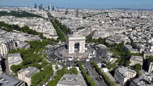 Fransa 'nın Paris Adası' nda Zafer Takı. Charles De Gaulle Kavşağı. Şehir merkezindeki şehir manzarası. Fransa 'da Paris' te Zafer Takı. Kültür Mirası Skyline. Champs Elysees Bulvarı.