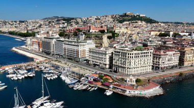 İtalya 'nın Campania şehrindeki Napoli' deki Devin Çeşmesi. Şehir merkezindeki şehir manzarası. Güzel Skyline. İtalya 'nın Campania şehrindeki Napoli' deki Devin Çeşmesi. Highrise Binaları. Napoli Mimarisi. Napoli Skyline