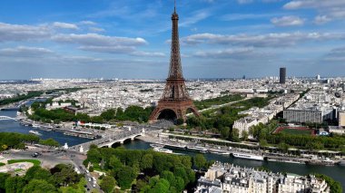Paris Skyline Fransa 'daki Paris Adası' nda. Yüksek Eyfel Kulesi. Şehir merkezindeki şehir manzarası. Paris Skyline Fransa 'daki Paris Adası' nda. Seine River Skyline 'da. Metropolitan Bölgesi Hava Görünümü.
