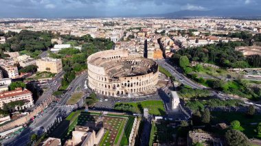Roma Kolezyumu Lazio İtalya 'da. Ortaçağ Binaları. Şehir merkezinde. Roma Kolezyumu Lazio İtalya 'da. Arkeoloji Parkı. Kültür Mirası. İtalya Skyline.