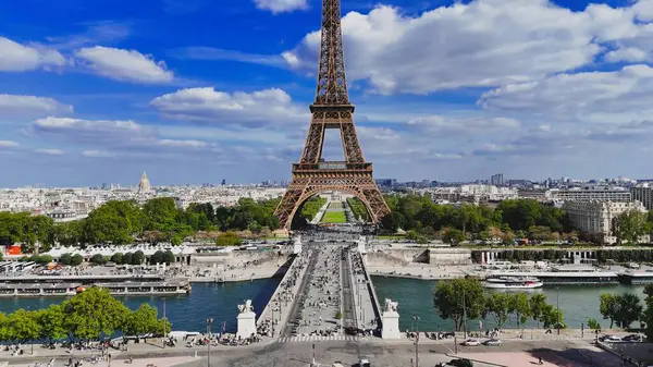 Paris Skyline Fransa 'daki Paris Adası' nda. Yüksek Eyfel Kulesi. Şehir merkezindeki şehir manzarası. Paris Skyline Fransa 'daki Paris Adası' nda. Seine River Skyline 'da. Metropolitan Bölgesi Hava Görünümü.