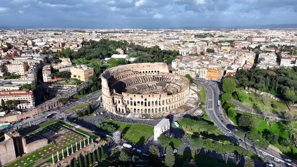Roma Kolezyumu Lazio İtalya 'da. Kültür Mirası. Güzel şehir manzarası. Roma Kolezyumu Lazio İtalya 'da. Ortaçağ manzarası. Arkeolojik Kazı. İtalya Skyline.