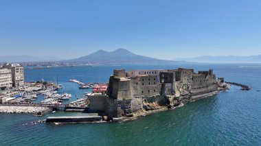 İtalya 'nın Napoli kentindeki Dell Ovo Kalesi. Şehir merkezindeki şehir manzarası. Napoli Körfezi manzarası. İtalya 'nın Napoli kentindeki Dell Ovo Kalesi. Ortaçağ Kalesi. Skyline Ortaçağ Binası. İtalya Manzarası.