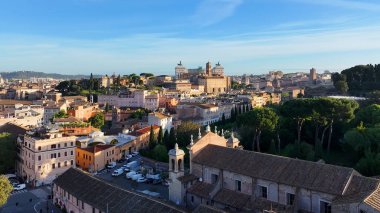 Lazio İtalya 'da Roma' da gökyüzü. Ortaçağ Binaları. Şehir merkezinde. Lazio İtalya 'da Roma' da gökyüzü. Venice Meydanı Arkaplanı. Kültür Mirası. İtalya Skyline.