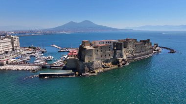 İtalya 'nın Napoli kentindeki Dell Ovo Kalesi. Şehir merkezindeki şehir manzarası. Napoli Körfezi manzarası. İtalya 'nın Napoli kentindeki Dell Ovo Kalesi. Ortaçağ Kalesi. Skyline Ortaçağ Binası. İtalya Manzarası.