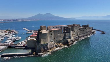 İtalya 'nın Napoli kentindeki Dell Ovo Kalesi. Şehir merkezindeki şehir manzarası. Napoli Körfezi manzarası. İtalya 'nın Napoli kentindeki Dell Ovo Kalesi. Ortaçağ Kalesi. Skyline Ortaçağ Binası. İtalya Manzarası.
