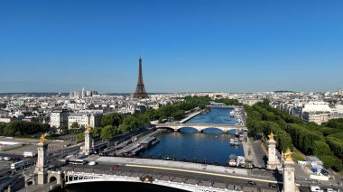 Alexandre II Fransa 'daki Paris Ile De France Köprüsü. Eyfel Kulesi Sahnesi. Paris Skyline Sahnesi. Alexandre Ile de France 'daki Paris Köprüsü. Güzel Ortaçağ Köprüsü. Turizm Tarihi Yer.