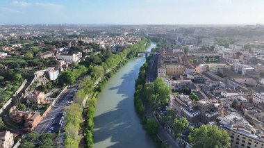 Tiber Nehri Lazio İtalya 'da Roma' da. Ortaçağ Binaları. Şehir merkezinde. Tiber Nehri Lazio İtalya 'da Roma' da. Arkeoloji Parkı. Kültür Mirası. Roma Skyline.