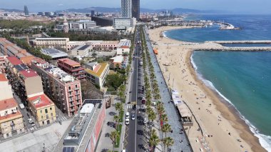 Barselona Barceloneta Sahili Katalonya İspanya. Plaj manzarası. Liman Koyu Sahnesi. Şehir merkezinde. Barselona Barceloneta Sahili Katalonya İspanya. İnanılmaz bir şehir manzarası. İspanya Skyline.