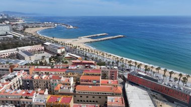 Barselona Barceloneta Sahili Katalonya İspanya. Şehir Plajı. Bay Water Sahnesi. Şehir merkezinde. Barselona Barceloneta Sahili Katalonya İspanya. Huzurlu Manzara.