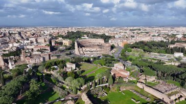 Lazio İtalya 'da Roma' da gökyüzü. Kültür Mirası. Güzel şehir manzarası. Lazio İtalya 'da Roma' da gökyüzü. Ortaçağ manzarası. Arkeoloji Tarihi. İtalya Skyline.