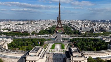 Fransa 'daki Paris' te Trocadero Meydanı. Göz kamaştırıcı Eyfel Kulesi. Şehir merkezindeki şehir manzarası. Fransa 'daki Paris' te Trocadero Meydanı. Seine River Skyline 'da. Trocadero Meydanı.