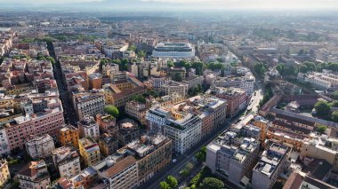 Lazio İtalya 'da Roma' da gökyüzü. Ortaçağ Binaları. Şehir merkezinde. Lazio İtalya 'da Roma' da gökyüzü. Venice Meydanı Arkaplanı. Kültür Mirası. İtalya Skyline.