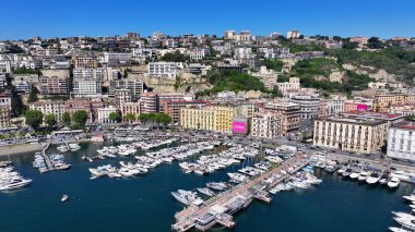 Napoli Skyline Campania İtalya 'da Napoli' de. Şehir merkezindeki şehir manzarası. Napoli Körfezi manzarası. Napoli Skyline Campania İtalya 'da. Güzel Skyline. Sahil şeridi manzarası. Plaj manzarası.