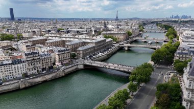 Paris Skyline Fransa 'daki Paris Adası' nda. Güzel Seine Nehri. Şehir merkezindeki şehir manzarası. Paris Skyline Fransa 'daki Paris Adası' nda. Köprüler Skyline. Fransız başkenti. Seine Nehri Skyline.