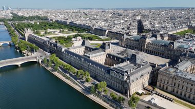 Fransa 'da Paris' teki Louvre Müzesi. Güzel Atlıkarınca Bahçesi. Paris Şehri Peyzajı. Fransa 'nın Ile şehrindeki Paris Louvre Müzesi' nde. Louvre Piramidi. Kültür Mirası.