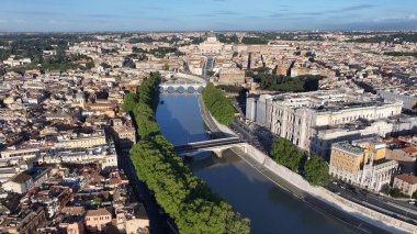 Lazio İtalya 'da Roma' da gökyüzü. Ortaçağ Binaları Manzaranın Üzerinde. Şehir merkezindeki şehir manzarası. Lazio İtalya 'da Roma' da gökyüzü. Ortaçağ Sahnesi. Kültür Mirası Manzarası. İtalya Skyline.