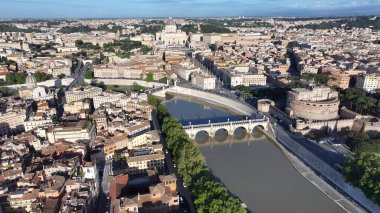 Lazio İtalya 'da Roma' da gökyüzü. Vatikan Şehri. Ortaçağ Binaları. Lazio İtalya 'da Roma' da gökyüzü. Sant Angelo Kalesi. Roman Köprüleri Tiber Nehri. İtalya Skyline.