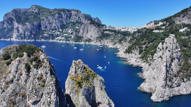 Faraglioni, Napoli, İtalya 'da Capri' de. Ada manzarası. Turizm Tarihi Yer. Faraglioni, Napoli, İtalya 'da Capri' de. Napoli Körfezi Skyline. Kültür Mirası Sahili. Cennet Capri Adası.