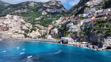 Salerno İtalya 'daki Positano' da Amalfi Sahili. Coastal City. Rıhtım manzarası. Salerno İtalya 'daki Positano' da Amalfi Sahili. Plaj manzarası. Ortaçağ Binaları. Amalfi Sahil Skyline.