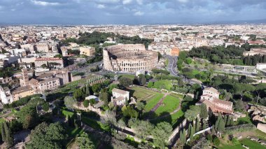 Roma Kolezyumu Lazio İtalya 'da. Ortaçağ Binaları. Şehir merkezinde. Roma Kolezyumu Lazio İtalya 'da. Arkeoloji Parkı. Kültür Mirası. İtalya Skyline.