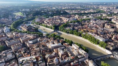 Tiber Nehri Lazio İtalya 'da Roma' da. Ortaçağ Binaları. Şehir merkezinde. Tiber Nehri Lazio İtalya 'da Roma' da. Riverside Adası. Kültür Mirası. Roma Skyline.