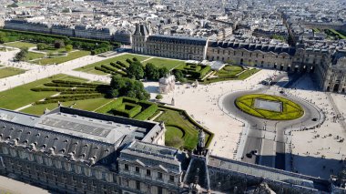Fransa 'da Paris' teki Louvre Müzesi. Louvre Piramidi. Paris Skyline Sahnesi. Fransa 'nın Ile şehrindeki Paris Louvre Müzesi' nde. Güzel Atlıkarınca. Turizm Tarihi Yer.