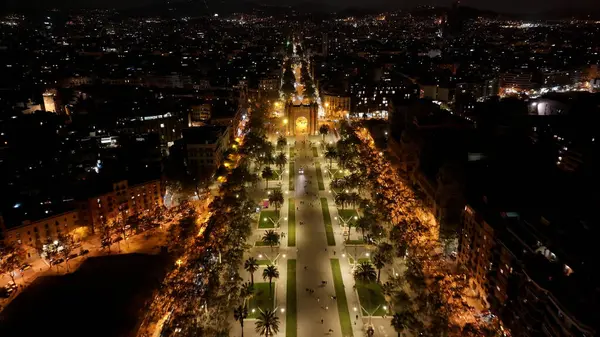 Barcelona 'nın Barcelona' daki gece silueti İspanya 'nın Katalonya şehrinde. Gece Şehri Peyzajı. Arc De Triomf Meydanı. Barcelona Skyline Katalonya İspanya 'da. Yüksek Binalar Manzarası.