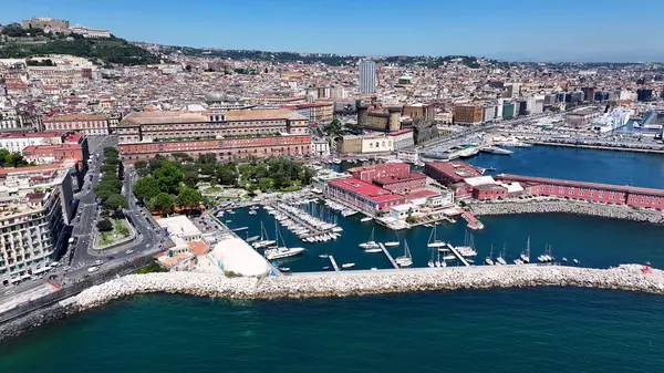 İtalya 'daki Napoli Kraliyet Sarayı. Şehir merkezindeki şehir manzarası. Napoli Körfezi manzarası. İtalya 'daki Napoli Kraliyet Sarayı. Güzel Skyline. Sahil şeridi manzarası. İtalya Manzarası.