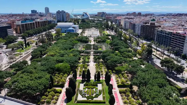 Valencia 'daki Turia Gardens, Valenciana İspanya. Doğa Parkı Sahnesi. Şehir merkezinde. Valencia, Valenciana İspanya 'da. Botanik bahçesi silueti. Güzel Şehir Manzarası.