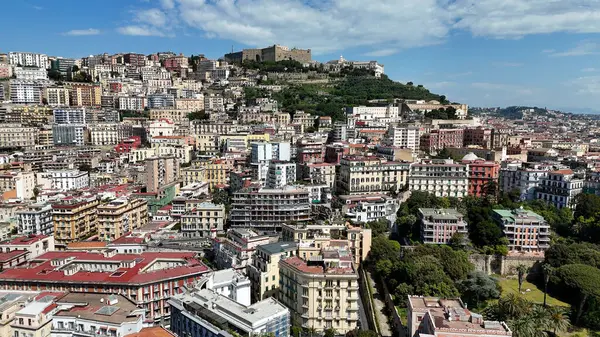 Napoli Skyline Campania İtalya 'da Napoli' de. Şehir manzarası manzarası. Şehir merkezinde. Napoli Skyline Campania İtalya 'da Napoli' de. Kültür Mirası Skyline. Güzel Metropolis. İtalya Manzarası.