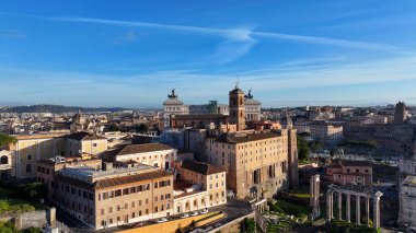 Lazio İtalya 'da Roma' da gökyüzü. Ortaçağ Binaları. Şehir merkezinde. Lazio İtalya 'da Roma' da gökyüzü. Venice Meydanı Arkaplanı. Kültür Mirası. İtalya Skyline.