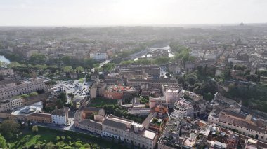 Lazio İtalya 'da Roma' da gökyüzü. Ortaçağ Binaları. Şehir merkezinde. Lazio İtalya 'da Roma' da gökyüzü. Sunset Skyline Sahnesi. Kültür Mirası. İtalya Skyline.