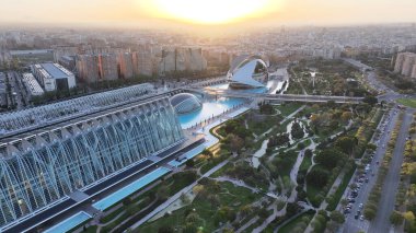 Valencia, Valenciana İspanya 'daki Bilim Müzesi' nde Günbatımı. Gelecekçi Şehir Manzarası. Bilim Müzesi. Valencia, Valenciana İspanya 'da. Turizm Tarihi Yer. Günbatımı Skyline.