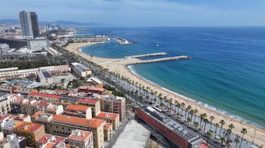 Barselona Barceloneta Sahili Katalonya İspanya. Plaj manzarası. Liman Koyu Sahnesi. Şehir merkezinde. Barselona Barceloneta Sahili Katalonya İspanya. İnanılmaz bir şehir manzarası. İspanya Skyline.