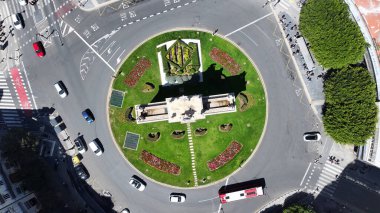 Valence Community İspanya 'da Deniz Kapısı. Şehir merkezindeki şehir manzarası. Puerta De La Mar Heykeli. Valence Community İspanya 'da Valencia. Kültür Mirası Skyline. Şehir Sahnesi.