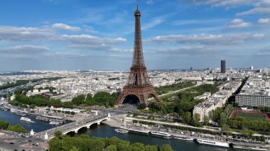 Paris Skyline Fransa 'daki Paris Adası' nda. Yüksek Eyfel Kulesi. Şehir merkezindeki şehir manzarası. Paris Skyline Fransa 'daki Paris Adası' nda. Seine River Skyline 'da. Metropolitan Bölgesi Hava Görünümü.