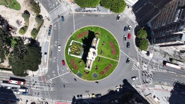 Valencia, Valenciana İspanya 'da Puerta De La Mar. Highrise Binaları Sahnesi. Şehir merkezinde. Valencia, Valenciana İspanya 'da. Deniz Kapısı Skyline. Güzel Anıt.