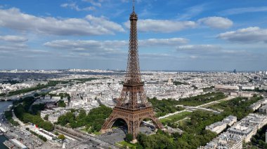 Paris Skyline Fransa 'daki Paris Adası' nda. Yüksek Eyfel Kulesi. Şehir merkezindeki şehir manzarası. Paris Skyline Fransa 'daki Paris Adası' nda. Seine River Skyline 'da. Metropolitan Bölgesi Hava Görünümü.
