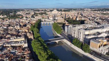 Lazio İtalya 'da Roma' da gökyüzü. Ortaçağ Binaları. Şehir merkezinde. Lazio İtalya 'da Roma' da gökyüzü. Sant Angelo Kalesi Geçmişi. Kültür Mirası. İtalya Skyline.