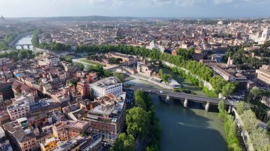 Lazio İtalya 'da Roma' da gökyüzü. Ortaçağ Binaları. Şehir merkezinde. Lazio İtalya 'da Roma' da gökyüzü. Arkeoloji Parkı. Kültür Mirası. İtalya Skyline.
