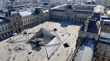 Fransa 'da Paris' teki Louvre Müzesi. Güzel Atlıkarınca Bahçesi. Paris Şehri Peyzajı. Fransa 'nın Ile şehrindeki Paris Louvre Müzesi' nde. Louvre Piramidi. Kültür Mirası.