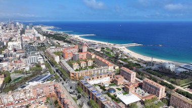 Barselona Barceloneta Sahili Katalonya İspanya. Şehir Plajı. Bay Water Sahnesi. Şehir merkezinde. Barselona Barceloneta Sahili Katalonya İspanya. Huzurlu Manzara.